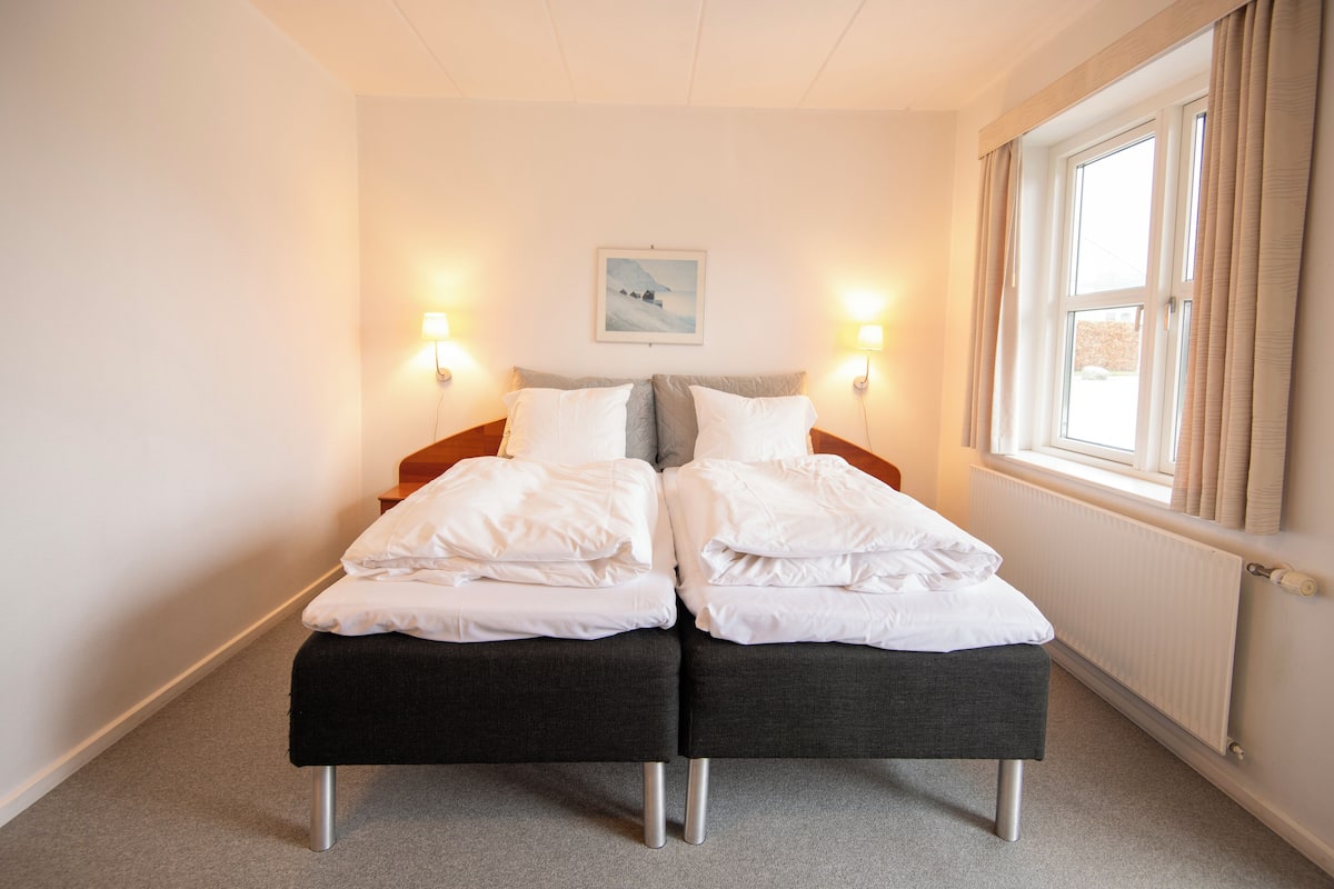 1 bedroom, hypo-allergenic bedding, desk, laptop workspace