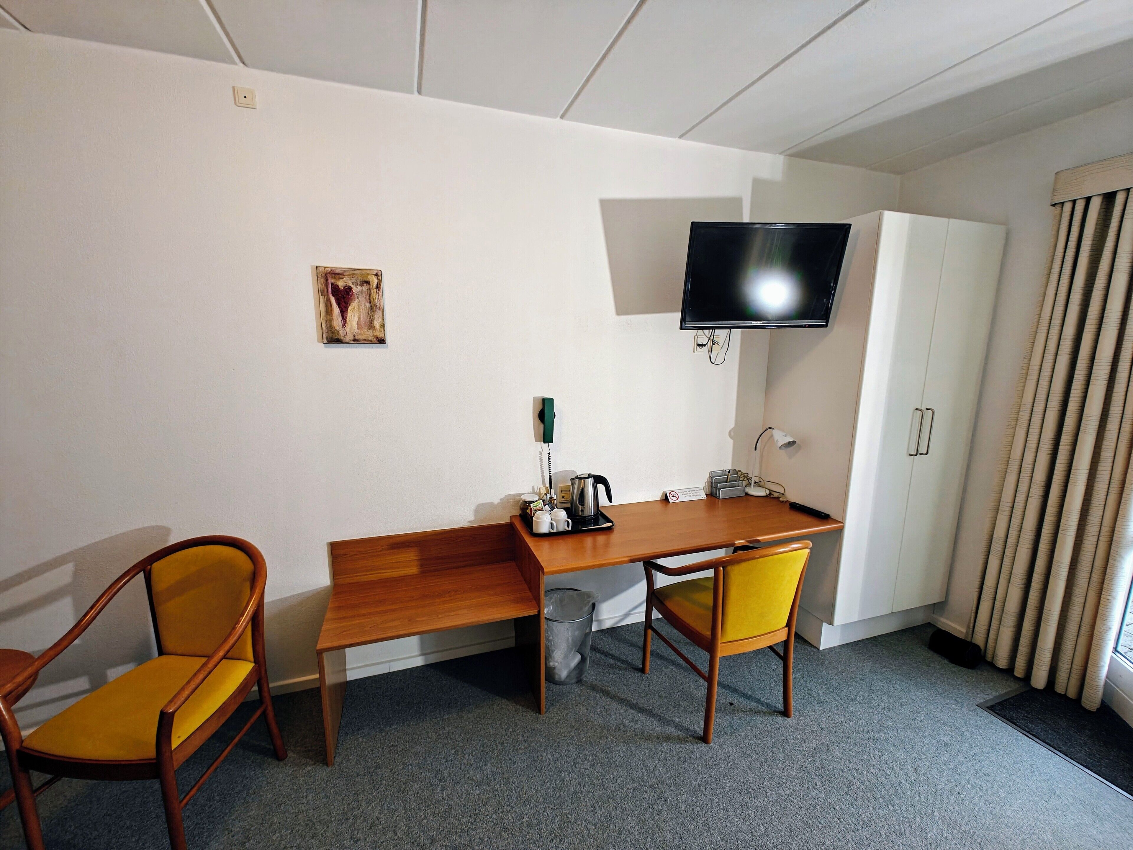 1 bedroom, hypo-allergenic bedding, desk, laptop workspace