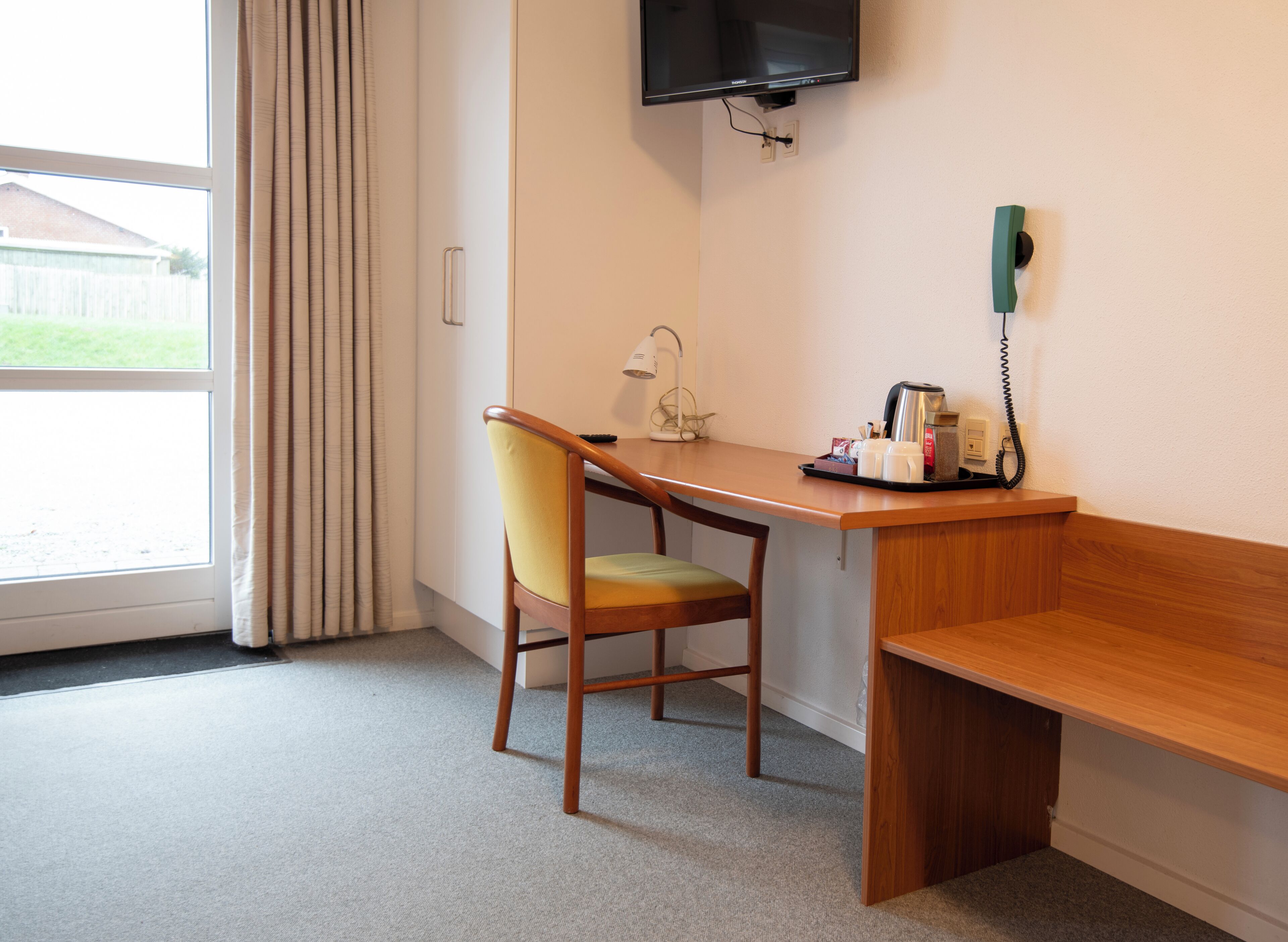 1 bedroom, hypo-allergenic bedding, desk, laptop workspace