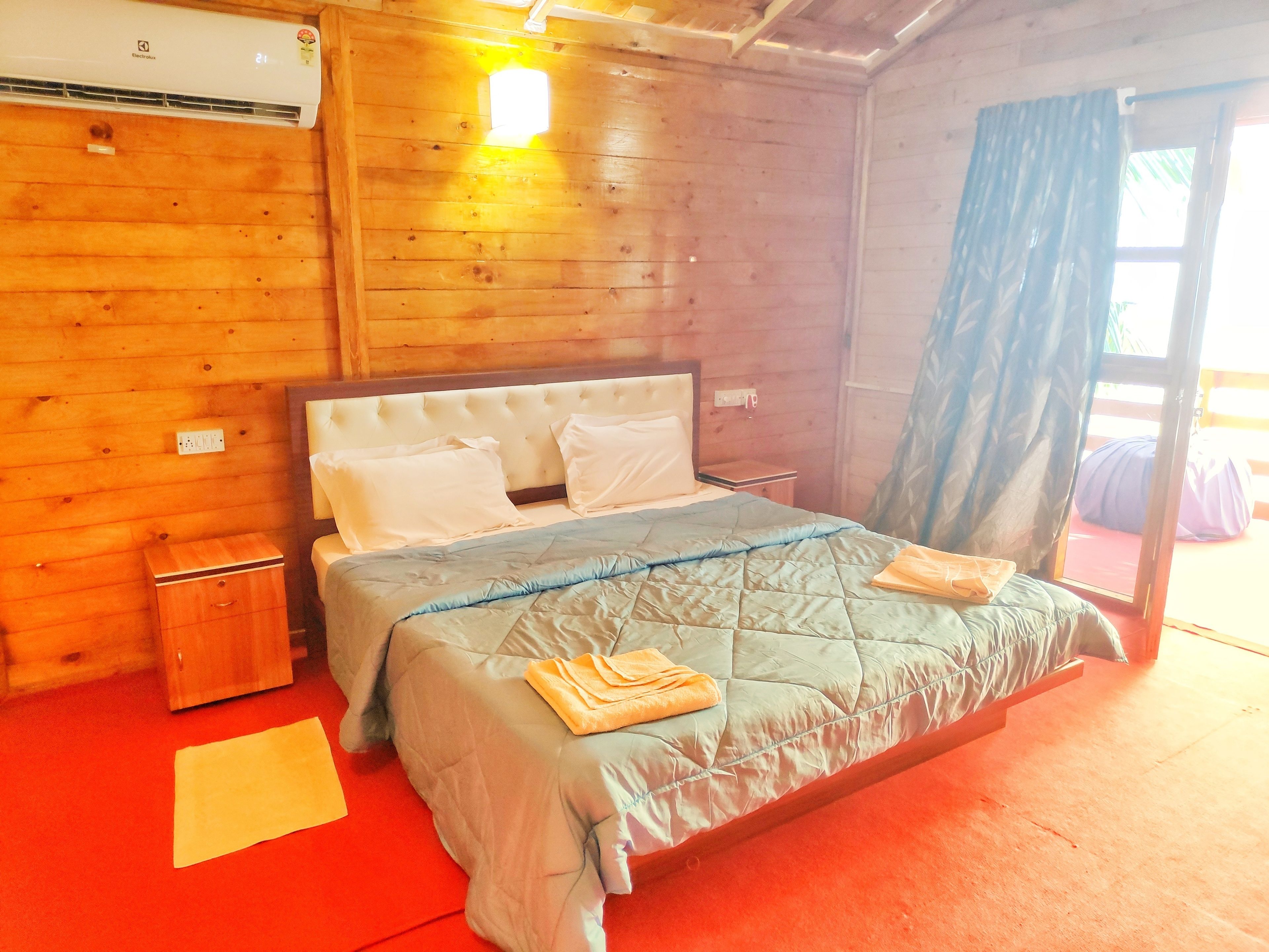 deluxe ac sea facing high rise hut | desk, iron/ironing board, rollaway beds, wifi