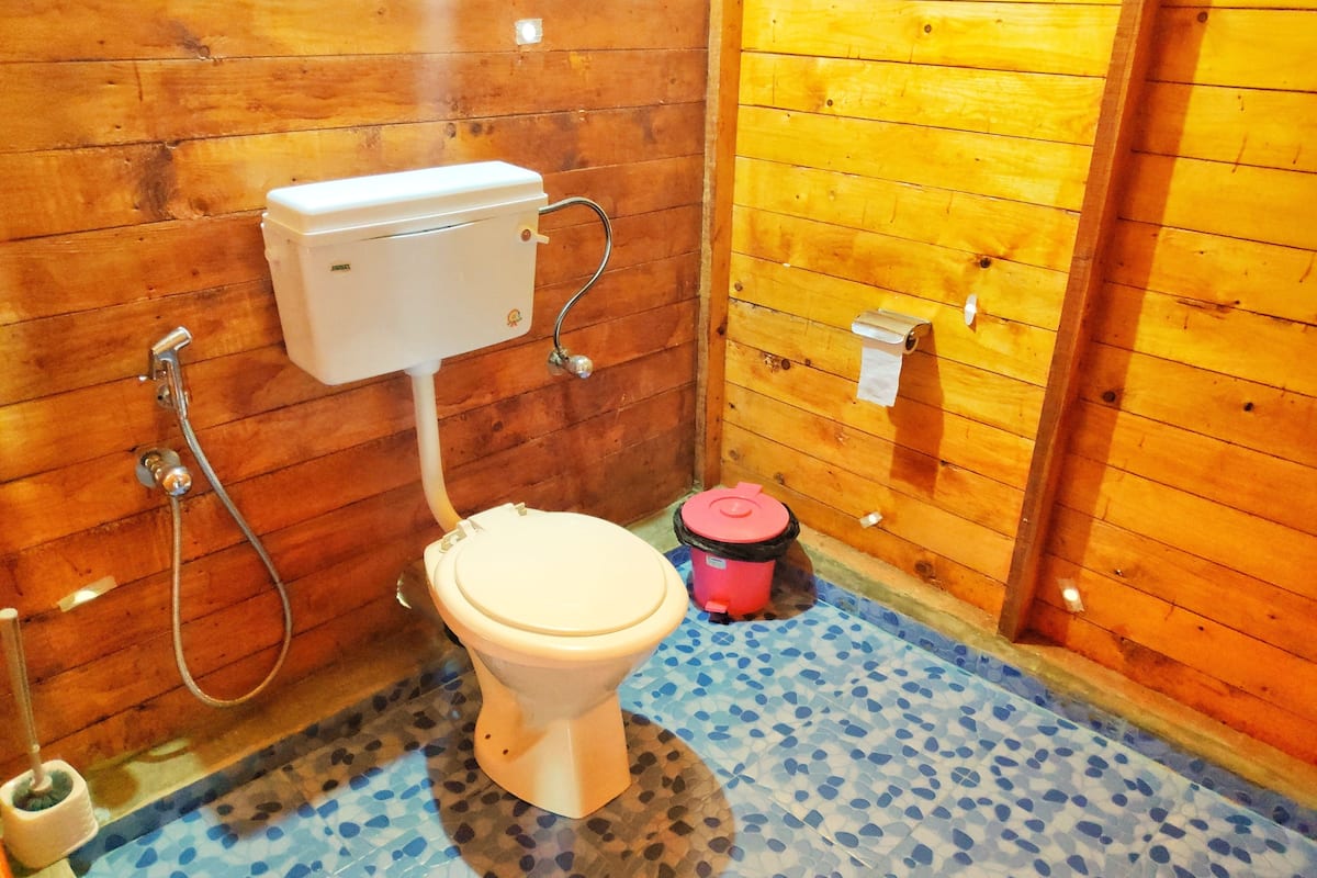 deluxe ac sea facing high rise hut | bathroom | shower, towels