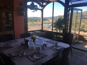 每日供應吃到飽早餐 (每人 NAD278)