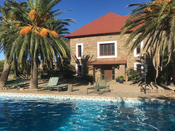 室外游泳池,提供日光浴躺椅