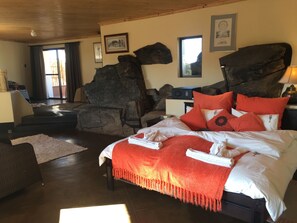 Luxury Suite (Katrin) | In-room safe, individually decorated, individually furnished, bed sheets - Düsternbrook Safari Guest Farm (Windhoek)