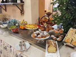 包含每日自助早餐