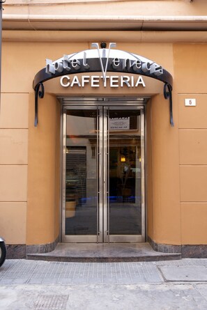 Daily continental breakfast for a fee - Hotel Venecia (Málaga)