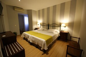 In-room safe, free WiFi, bed sheets - Hotel Venecia (Málaga)