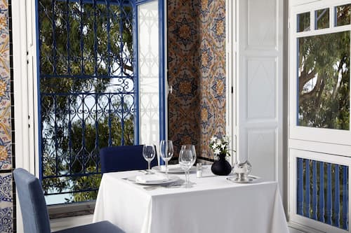 Serveert ontbijt, lunch, Mediterrane gerechten, uitzicht op het zwembad