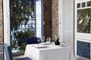 供应早餐、午餐和晚餐，地中海菜，泳池景观