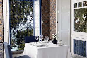 Phục vụ bữa sáng, bữa trưa, món ăn kiểu Địa Trung Hải, nhìn ra hồ bơi