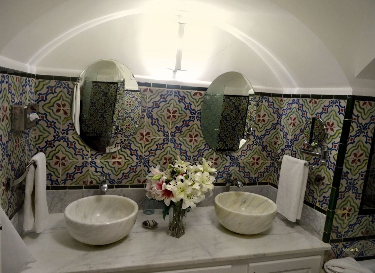 junior suite (deluxe) | bathroom | free toiletries, hair dryer, bathrobes, slippers