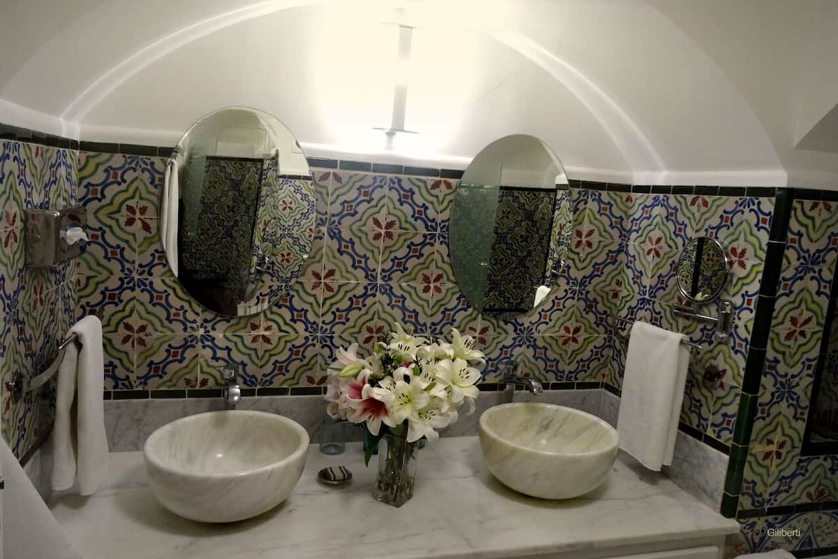 junior suite (deluxe) | bathroom | free toiletries, hair dryer, bathrobes, slippers