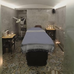 Turkkilainen sauna, vartalohoitoja, vartalokääreitä, vartalon kuorintoja