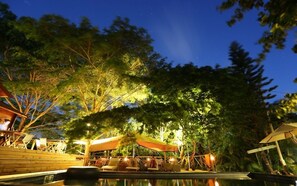 Fachada de la propiedad por la tarde o noche