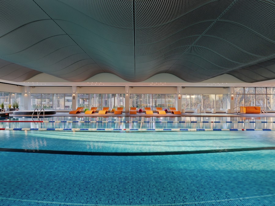 Una piscina techada, una piscina al aire libre de temporada