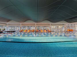 Una piscina techada, una piscina al aire libre de temporada