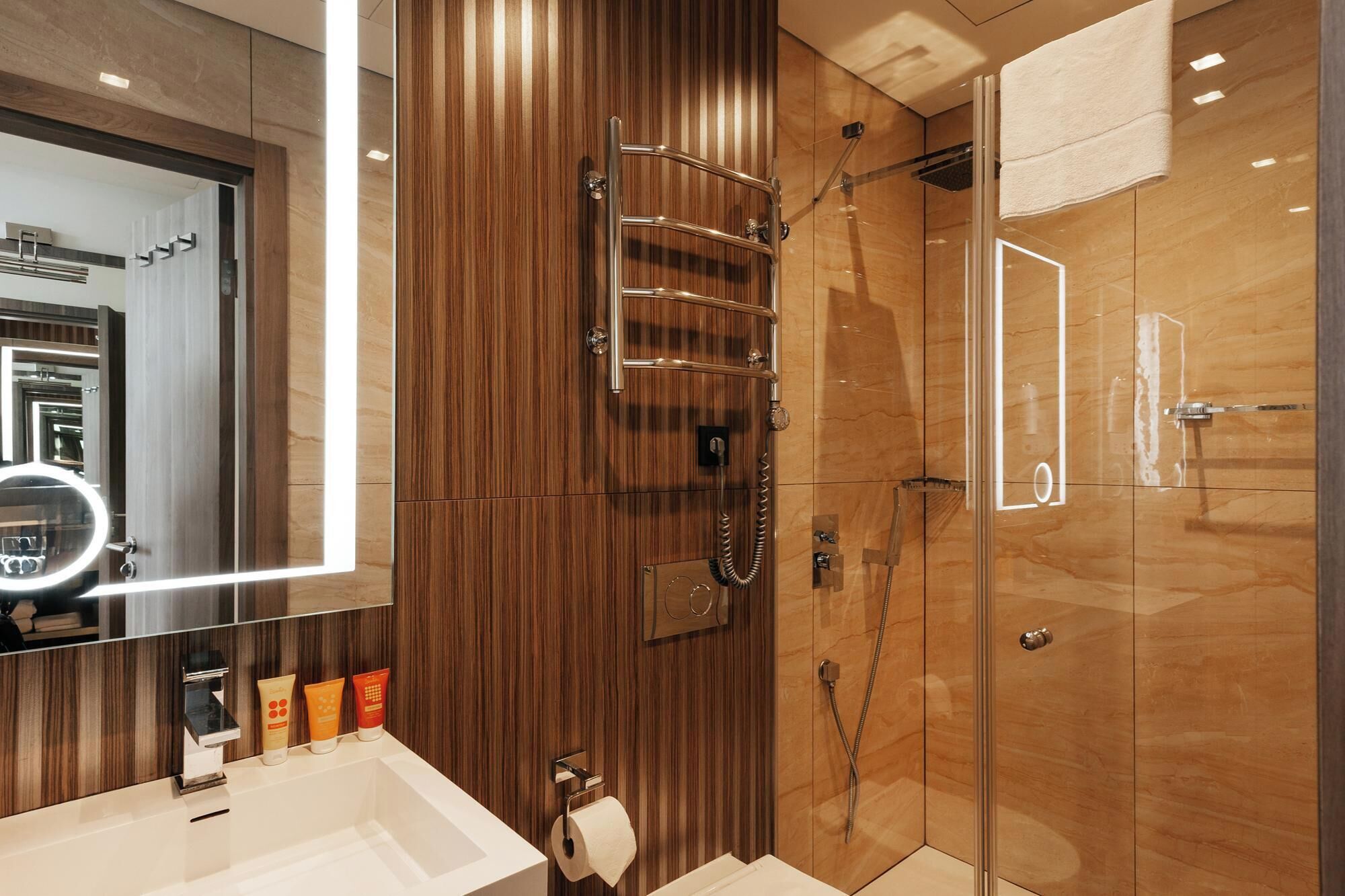 standard double room | bathroom | free toiletries, hair dryer, bathrobes, slippers