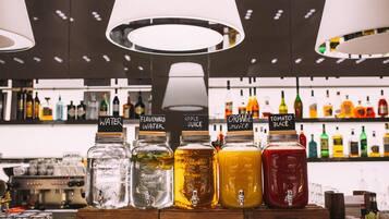 Un espace bar proposant une sélection de boissons servies dans des bocaux étiquetés avec leur nom.