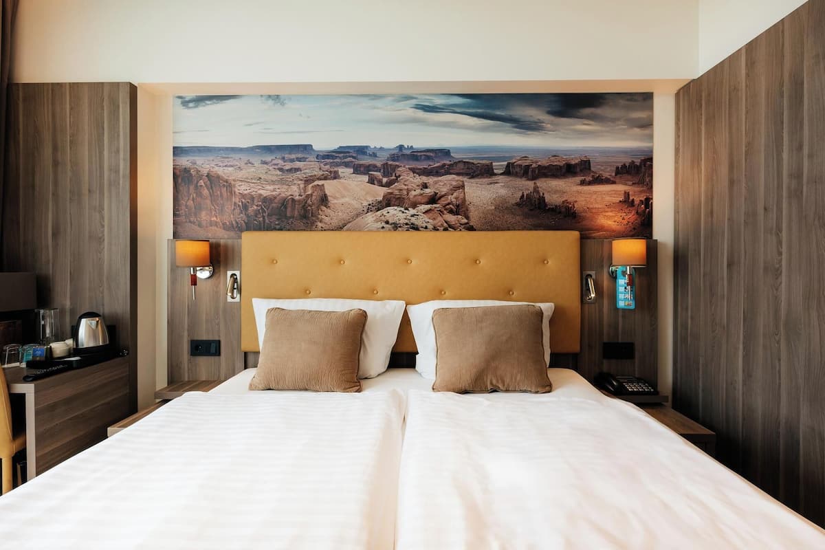 standard double room | 1 bedroom, minibar, in-room safe, desk