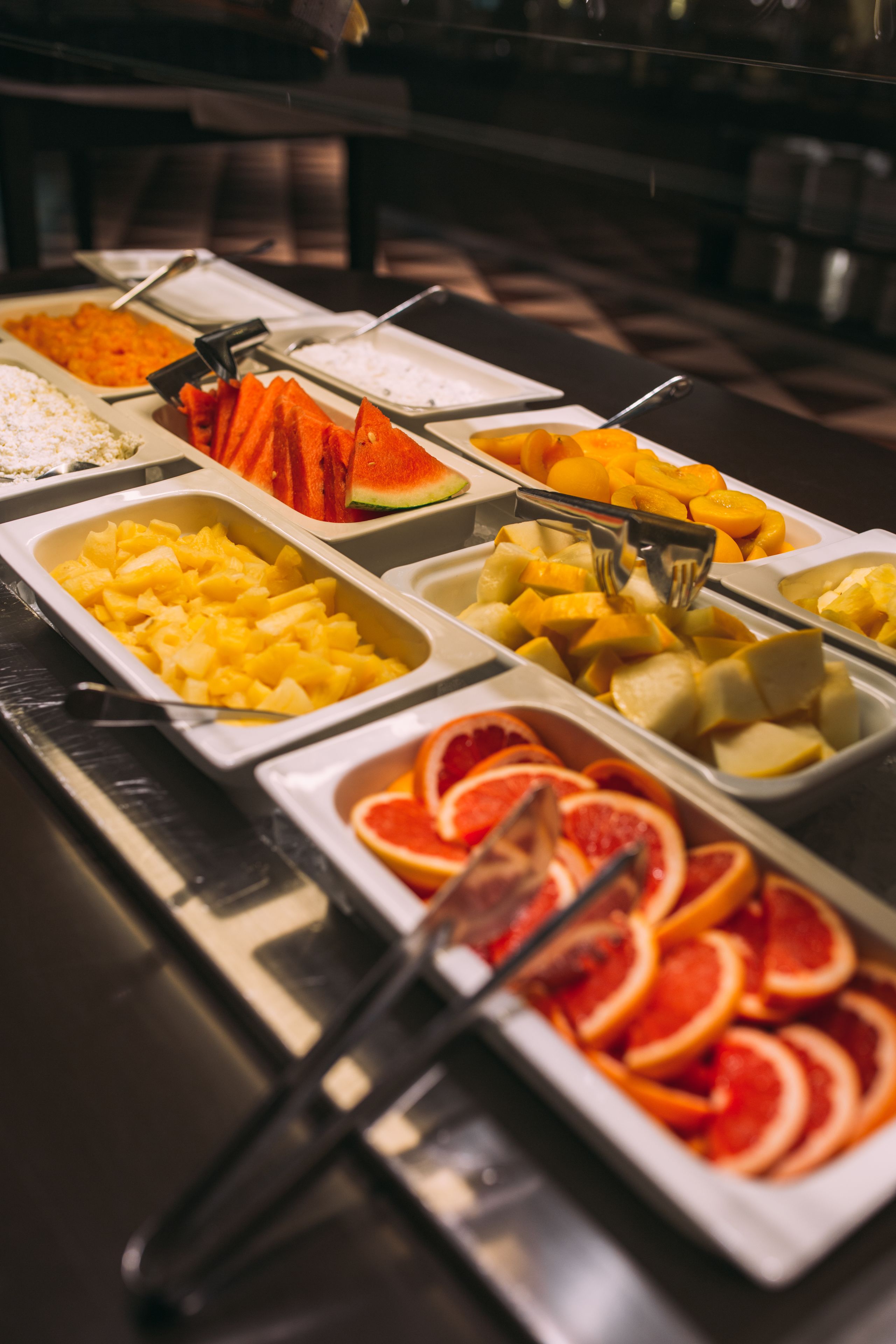 Un buffet proposant une variété de fruits et de légumes.