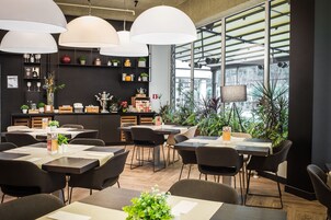 供应早餐、午餐和晚餐