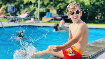 Innenpool, Außenpool (je nach Saison geöffnet), Liegestühle