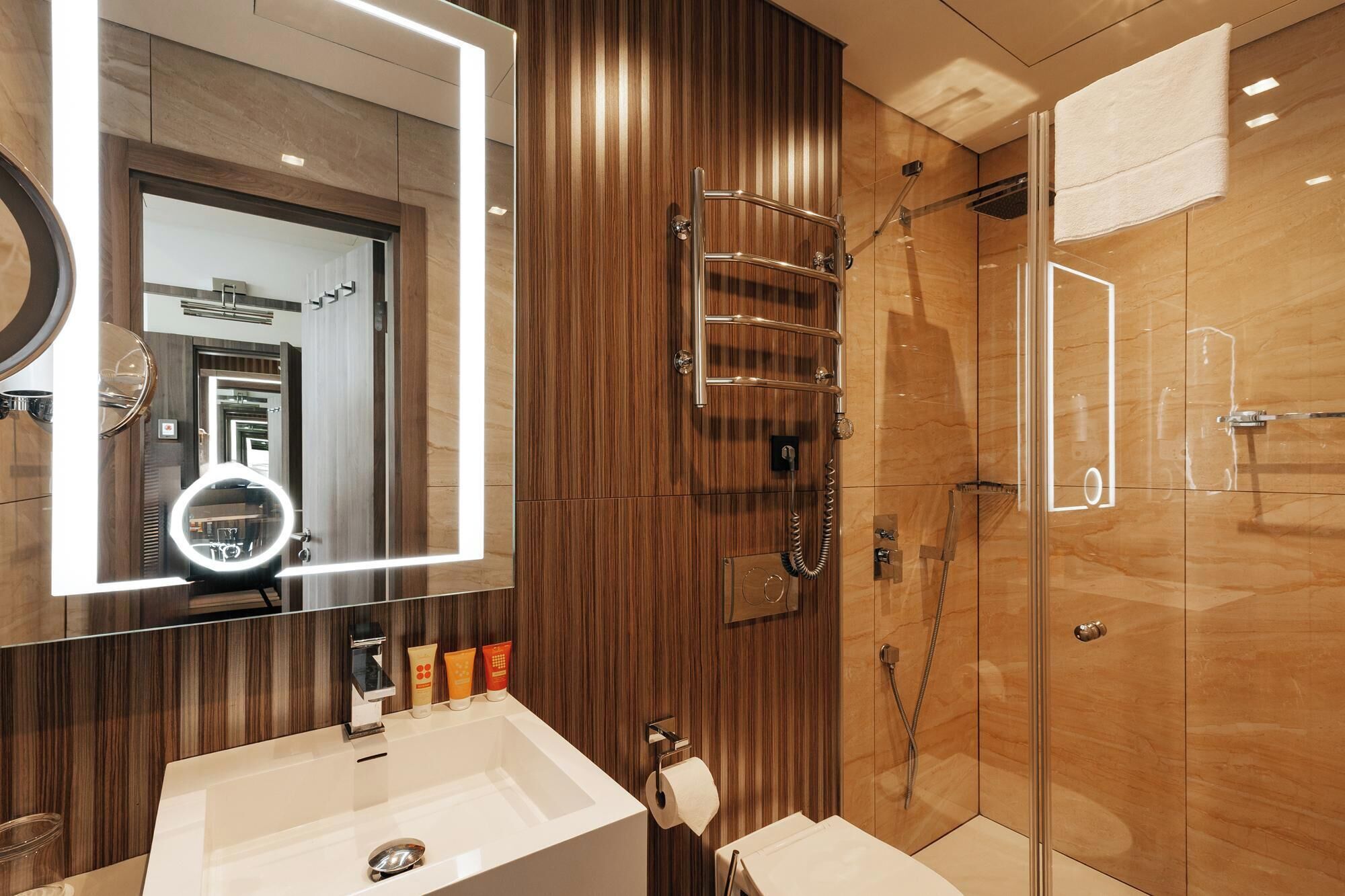 standard twin room | bathroom | free toiletries, hair dryer, bathrobes, slippers