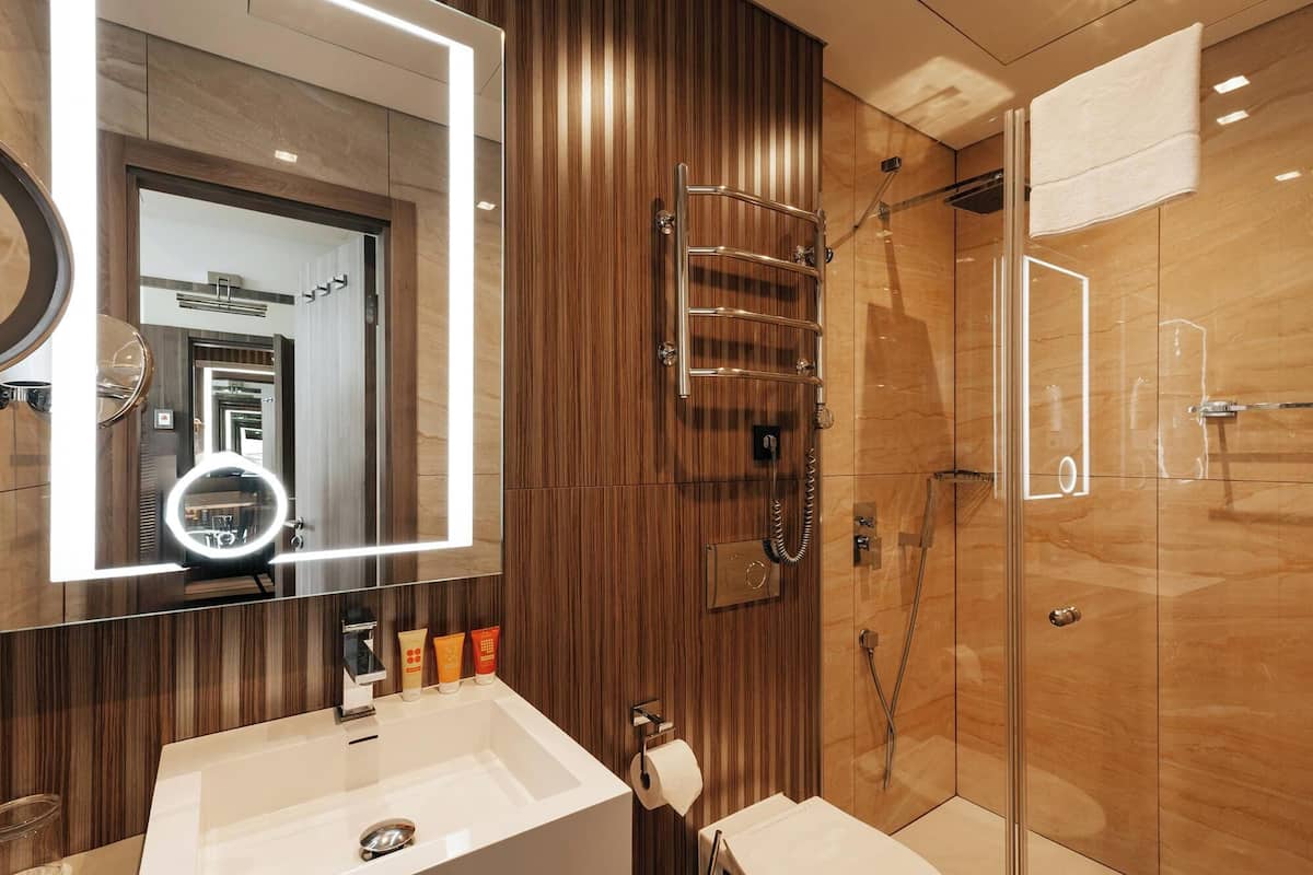 standard twin room | bathroom | free toiletries, hair dryer, bathrobes, slippers