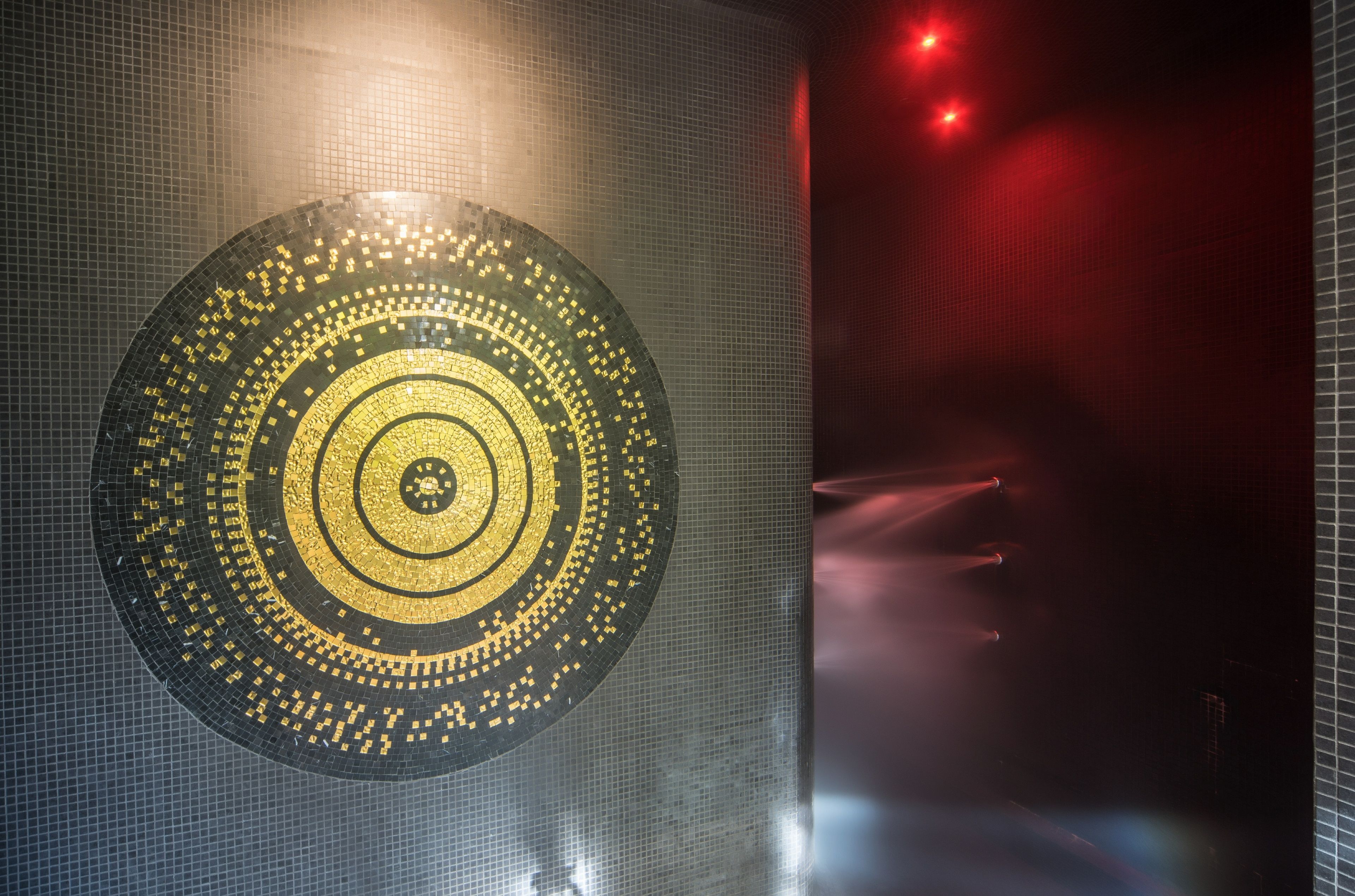 Un diseño circular e iluminado sobre una pared con textura.