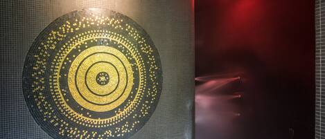 Un diseño circular e iluminado sobre una pared con textura.