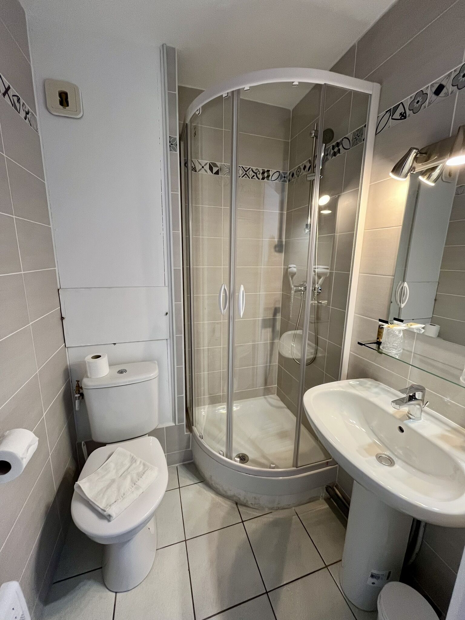 standard double room | bathroom | free toiletries, hair dryer, towels