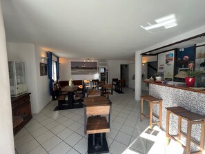 بوفيه فطور يوميًا بتكلفة قدرها (12 EUR للشخص)