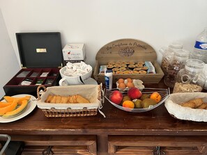 بوفيه فطور يوميًا بتكلفة قدرها (12 EUR للشخص)