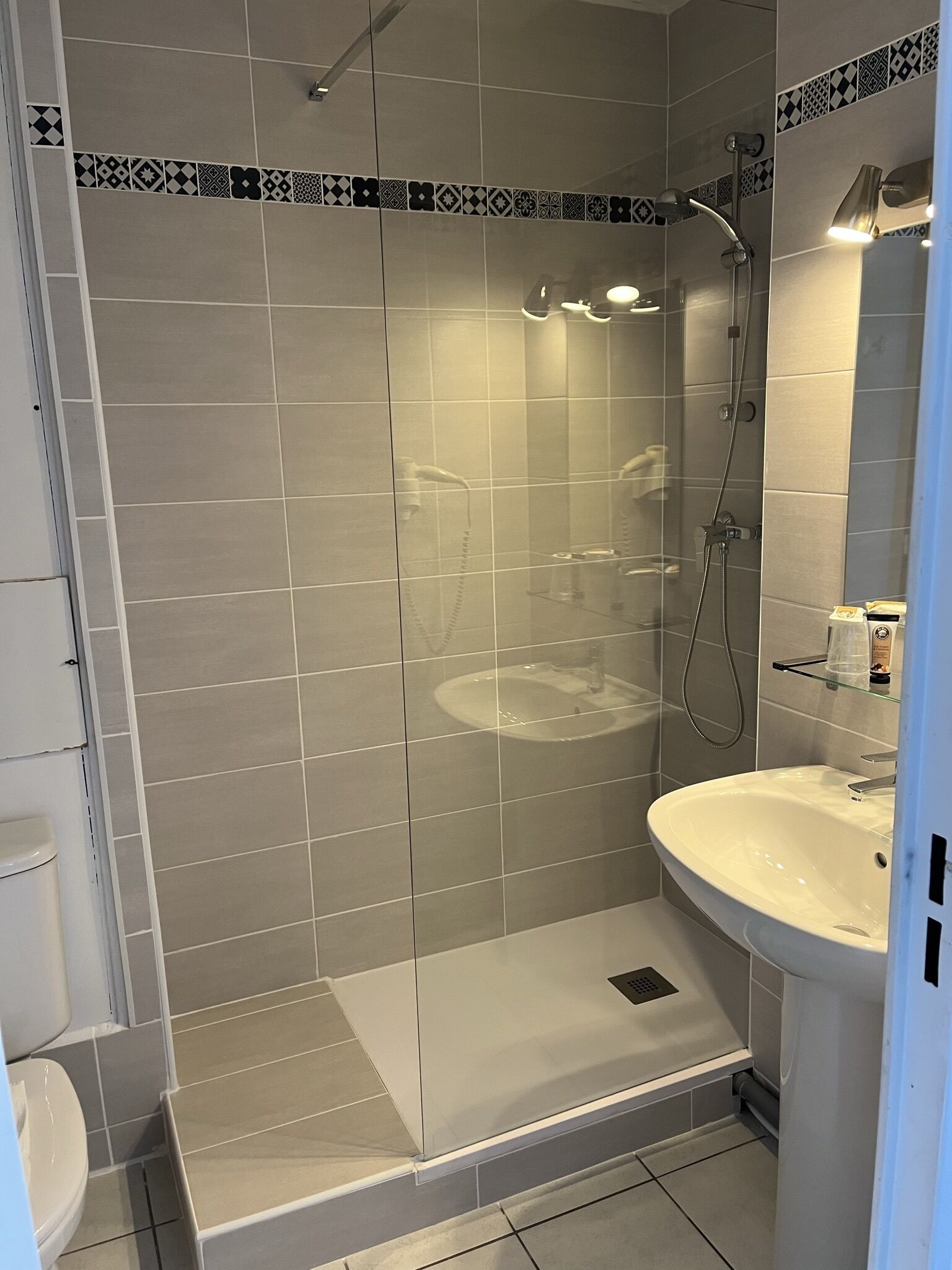 superior double room | bathroom | free toiletries, hair dryer, towels