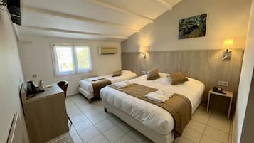 Habitación triple estándar | Ropa de cama de alta calidad y caja de seguridad en la habitación