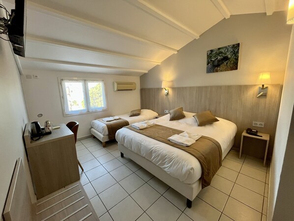 أغطية فراش متميزة وخزنة داخل الغرفة ومكتب وستائر تعتيم