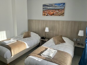 Standard Twin Room | Premium bedding, in-room safe, desk, blackout drapes - Hôtel les Arcades (Saintes-Maries-de-la-Mer)