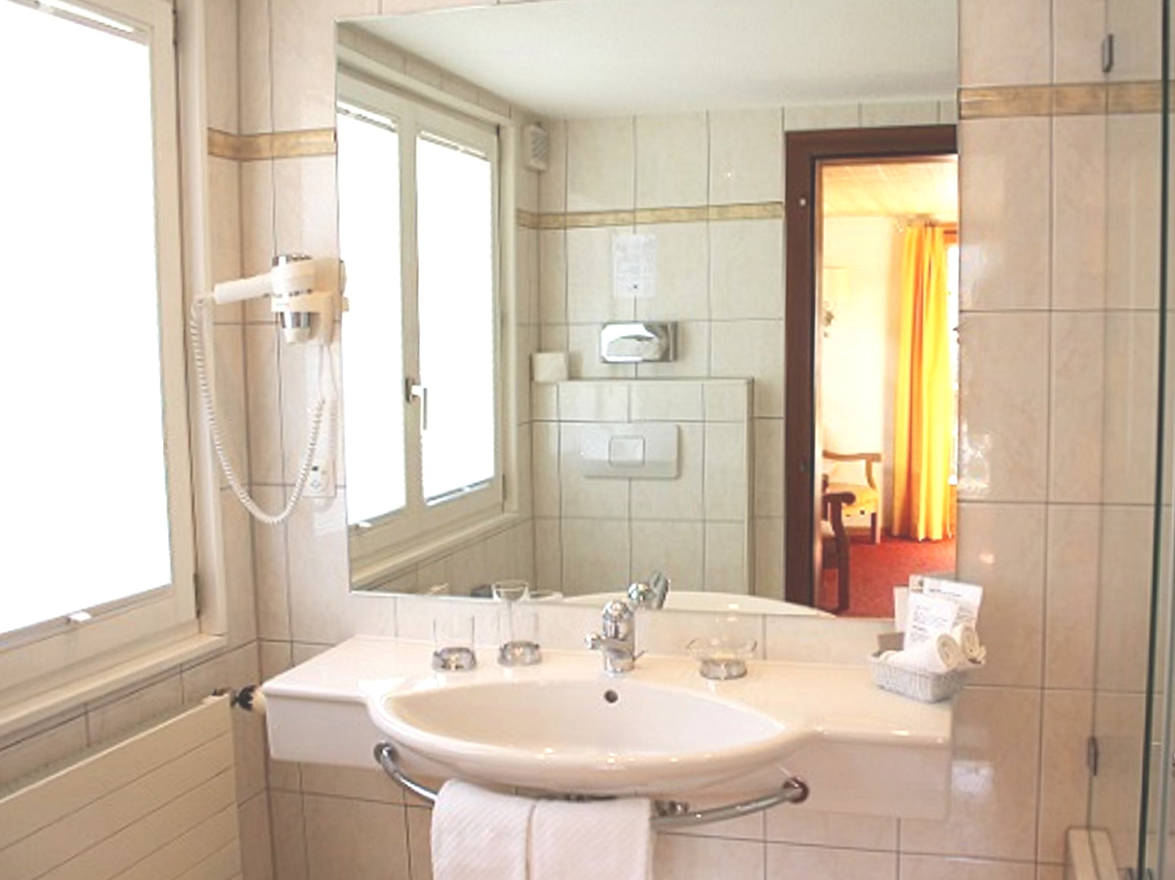 double room, mountain view (matterhorn) | bathroom | free toiletries, hair dryer, towels