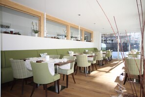 Free daily buffet breakfast  - Hotel Welschen Zermatt (Zermatt)