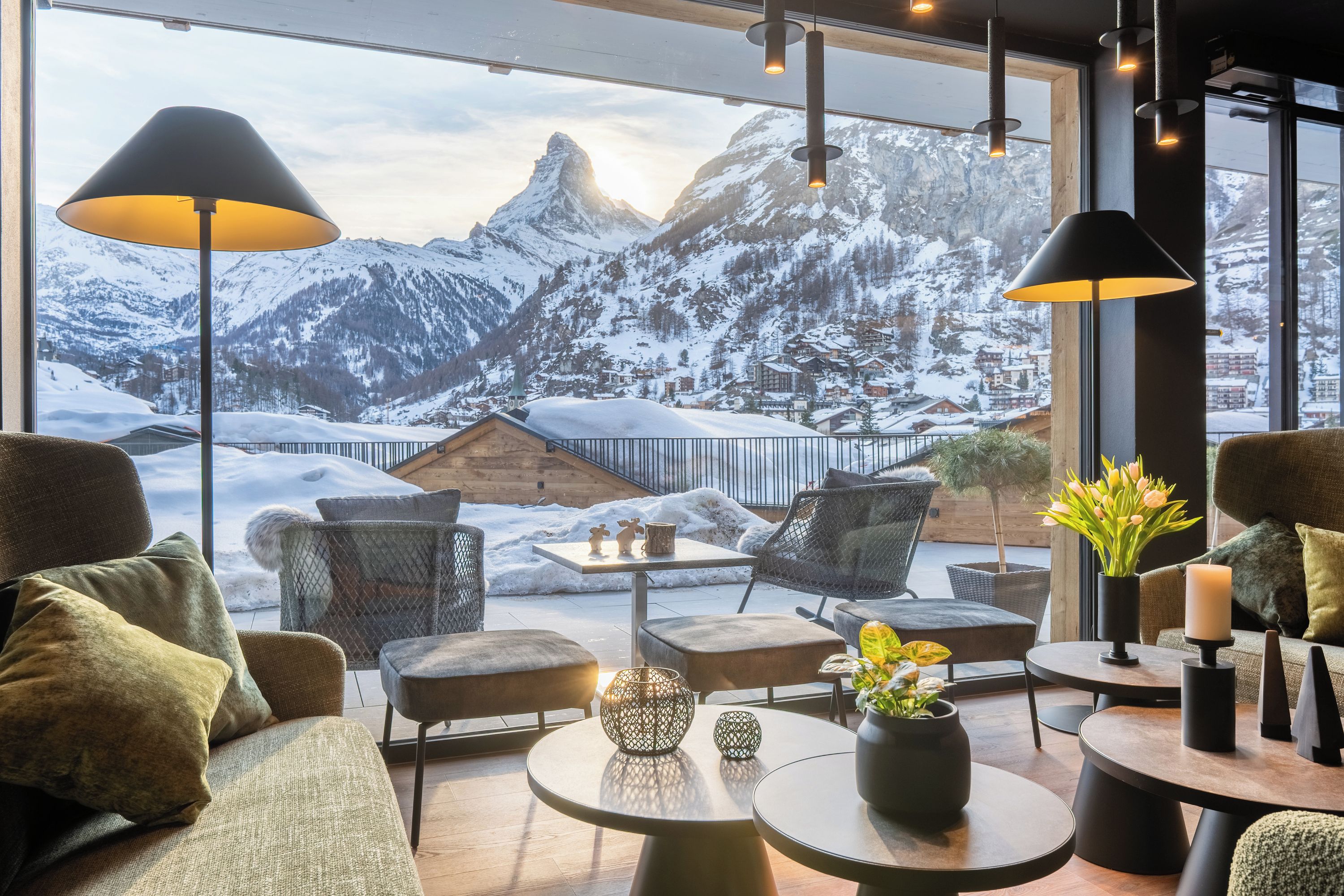 Ein gemütlicher Sitzbereich mit Blick auf schneebedeckte Berge.