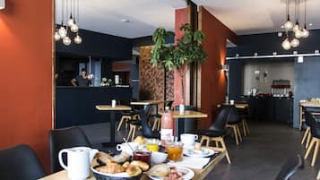 Päivittäinen mannermainen aamiainen (12.80 EUR per henkilö)