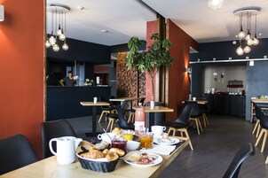 Päivittäinen mannermainen aamiainen (12.80 EUR per henkilö)