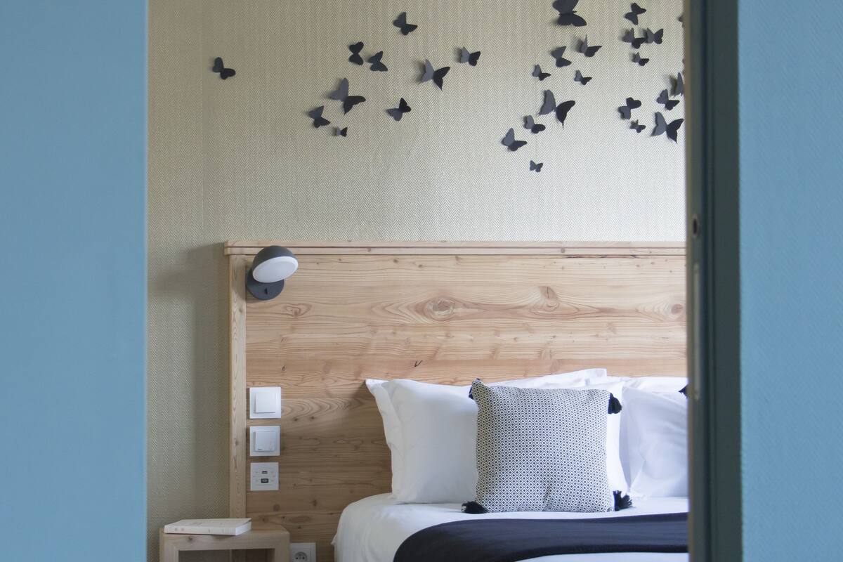 luxury suite | premium bedding, individually decorated, individually furnished, desk