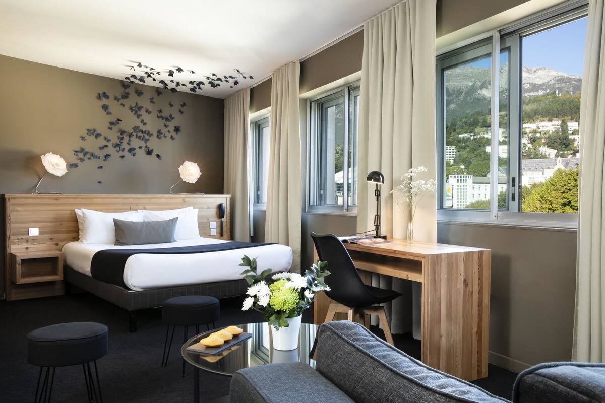 luxury suite | premium bedding, individually decorated, individually furnished, desk