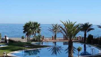 Piscina stagionale all'aperto, ombrelloni da piscina, lettini