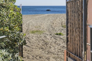 On the beach, sun loungers, beach umbrellas, 3 beach bars - Don Juan Beach Resort (Manilva)