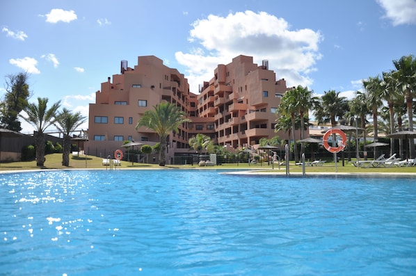 Piscine extérieure (ouverte en saison), parasols de plage