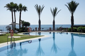 Piscine extérieure (ouverte en saison), parasols de plage