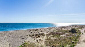 On the beach, sun loungers, beach umbrellas, 3 beach bars - Don Juan Beach Resort (Manilva)