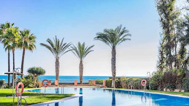 Seasonal outdoor pool, pool umbrellas, sun loungers - Don Juan Beach Resort (Manilva)